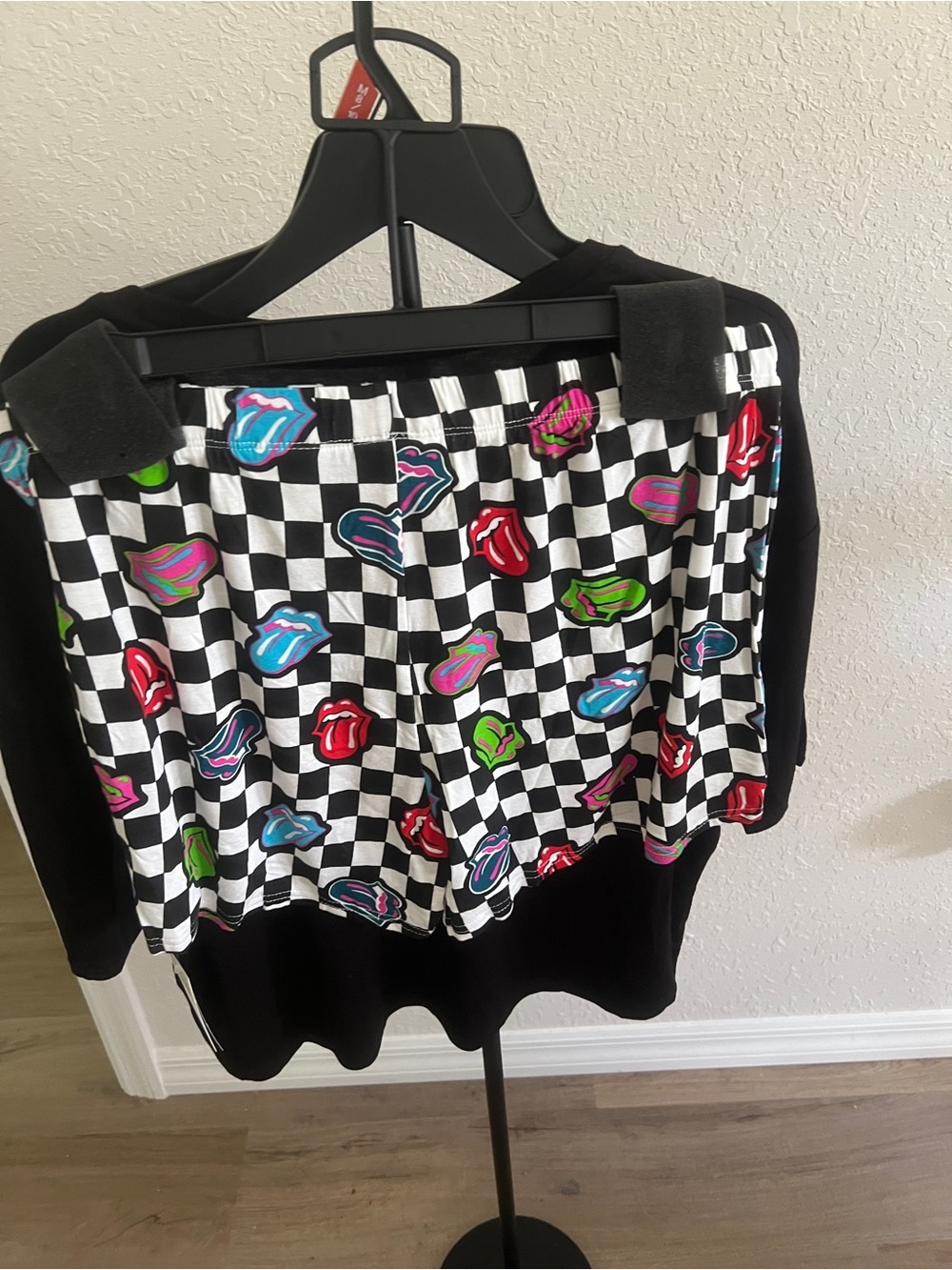 The Rolling Stones Black Graphic Tee & Graphic shorts with Colorful Tongue Art M - Picture 4 of 5